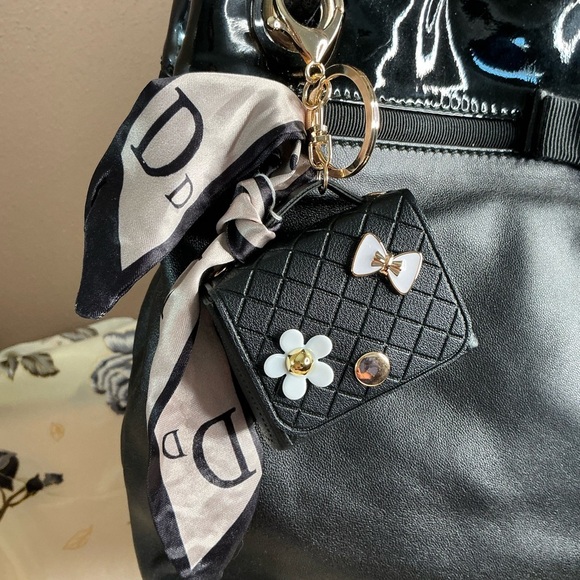 Elegant Ferragamo Black Shoulder Bag with Silver Chain Handles. - Picture 14 of 14